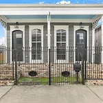 Sleep 10 Next To Superdome And Downtown